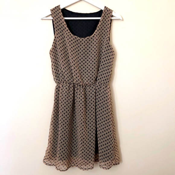 ❌ Flowy Tan Dress w/ Sail Boats Print - Picture 2 of 8